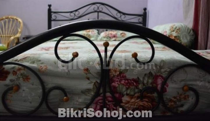 METAL QUEEN SIZE DOUBLE BED